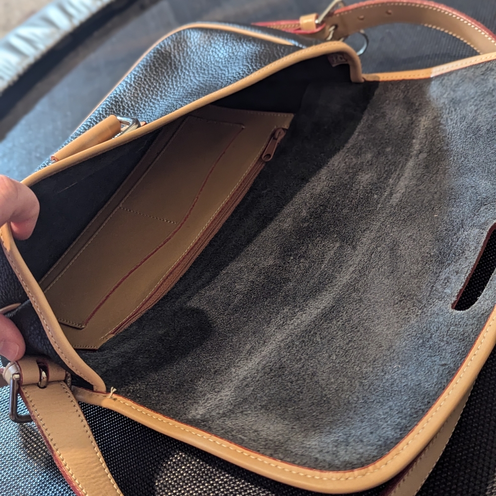 Dooney & Bourke Classic Black and Tan shoulder Bag Vintage - Picture 5 of 9